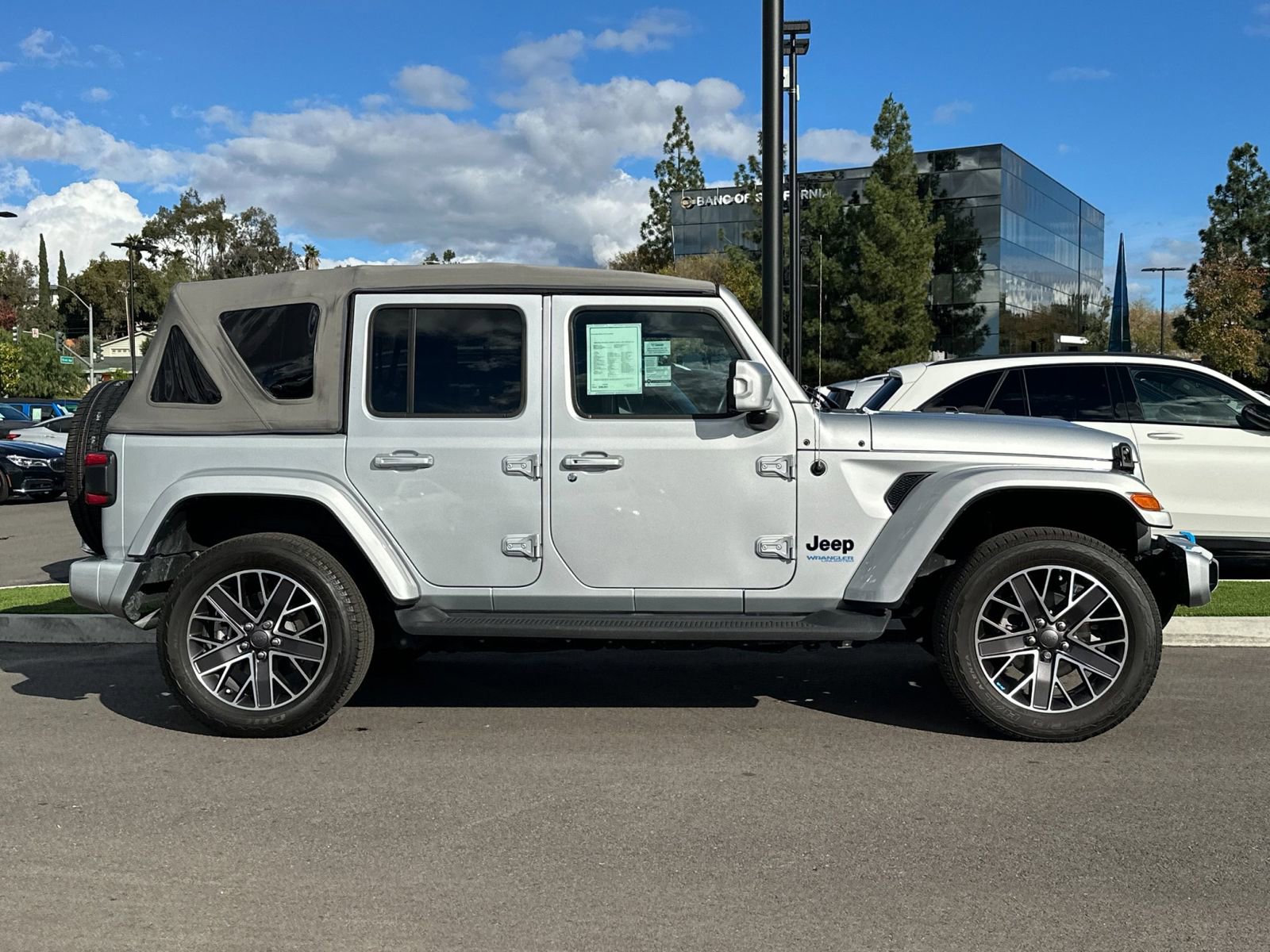Used 2022 Jeep Wrangler Unlimited Sahara image 2