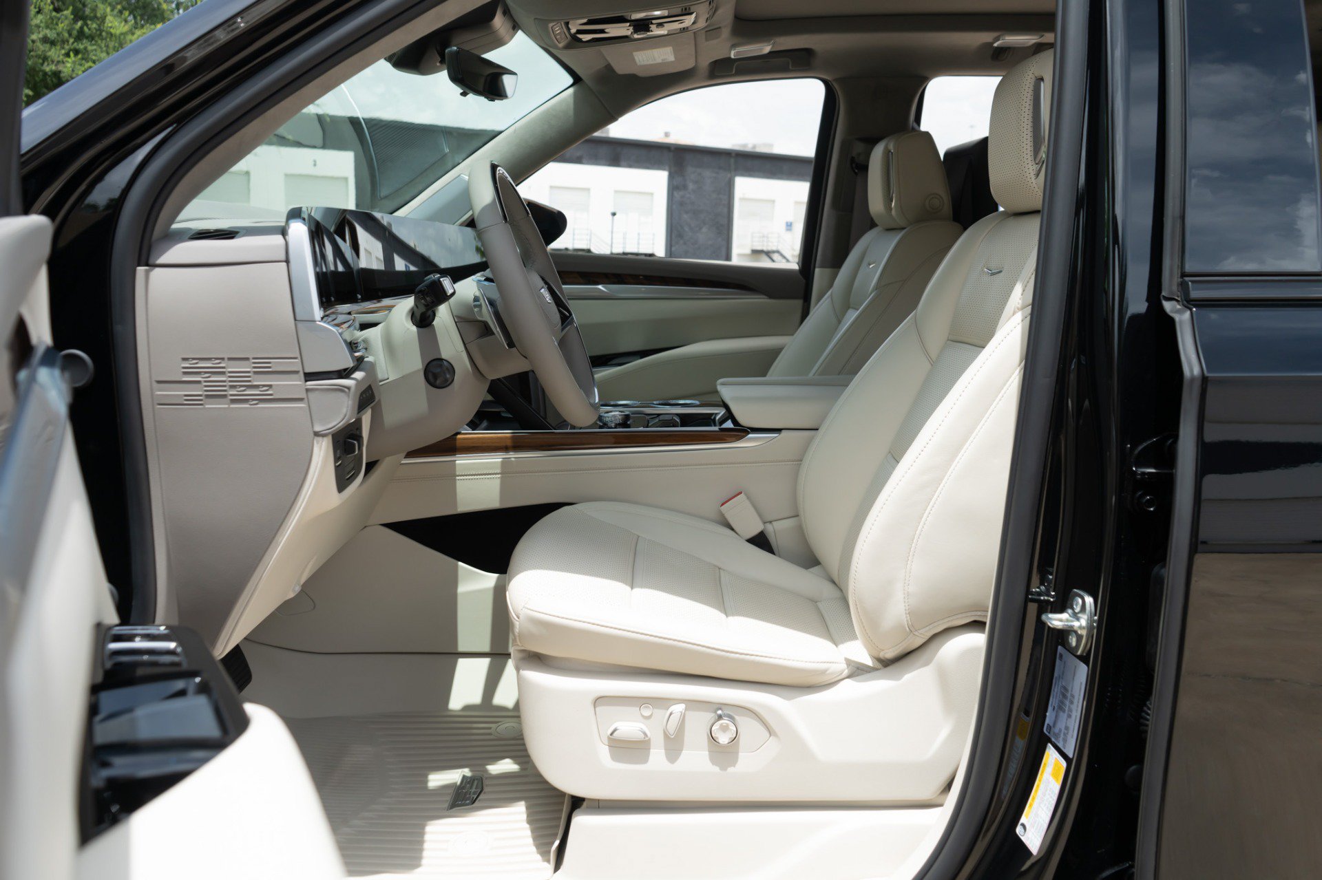 Used 2026 Cadillac Escalade Platinum Sport w/ LPO, Floor Liner Package AWD/4WD image 8