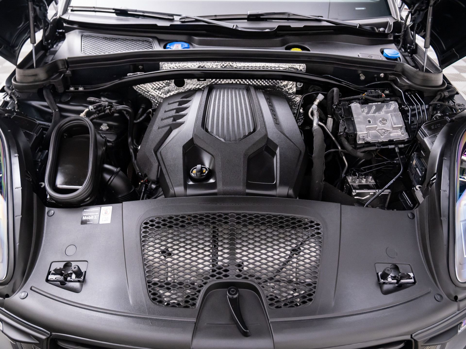 Certified 2025 Porsche Macan image 30