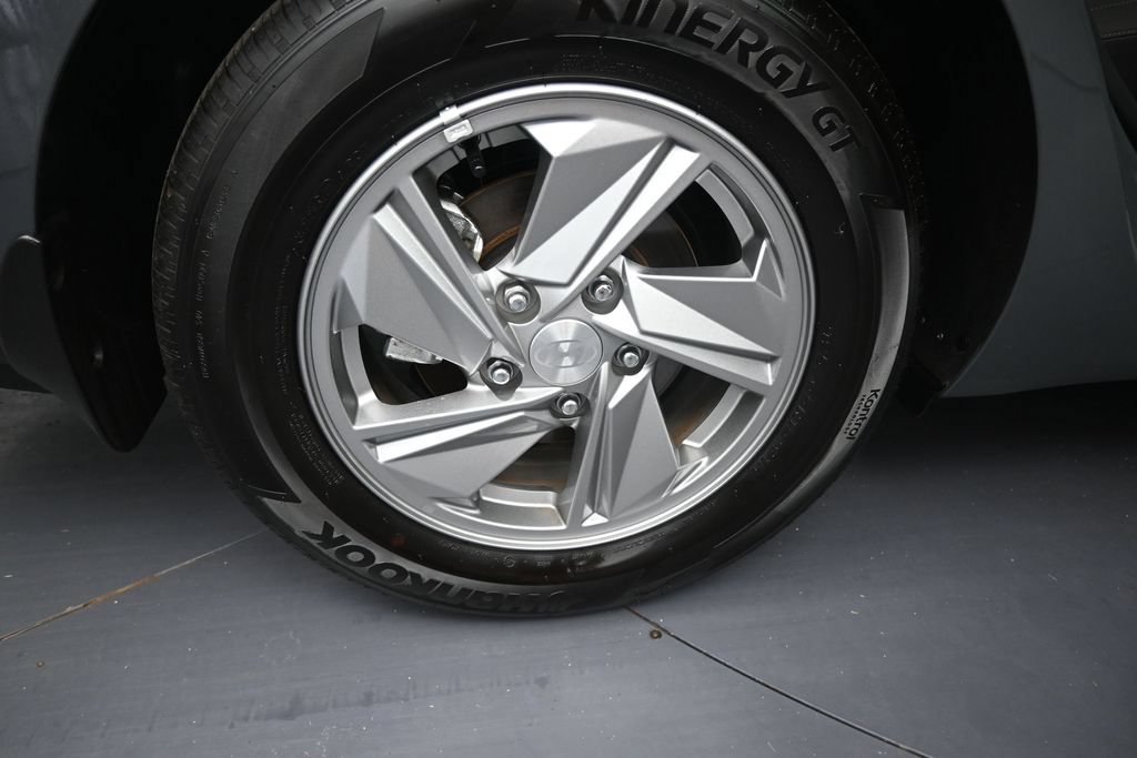 Used 2025 Hyundai Elantra SE FWD image 34