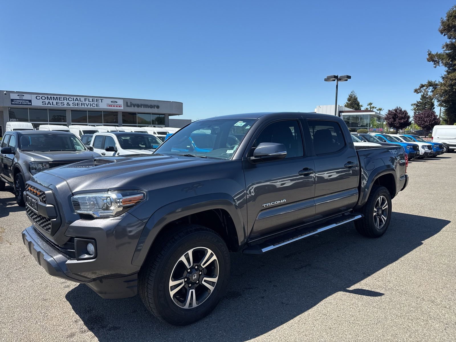 Used 2017 Toyota Tacoma TRD Sport w/ Tow Package (A/T) image 1
