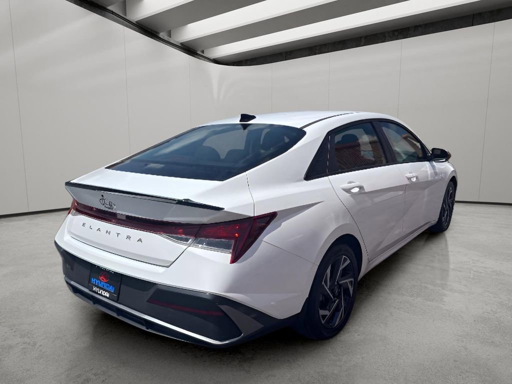 Used 2025 Hyundai Elantra Blue image 8
