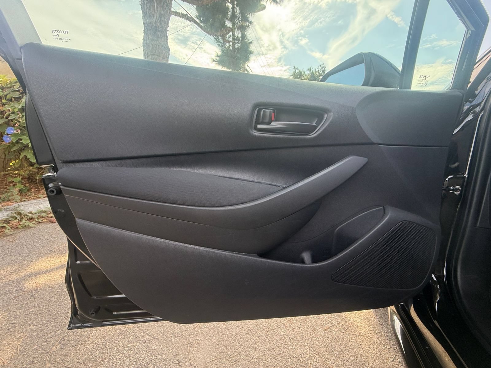 Used 2025 Toyota Corolla LE FWD image 18