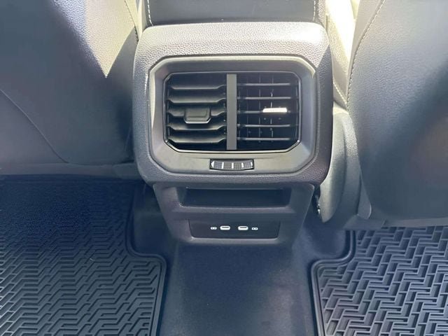 Used 2026 Volkswagen Taos SEL AWD/4WD image 6