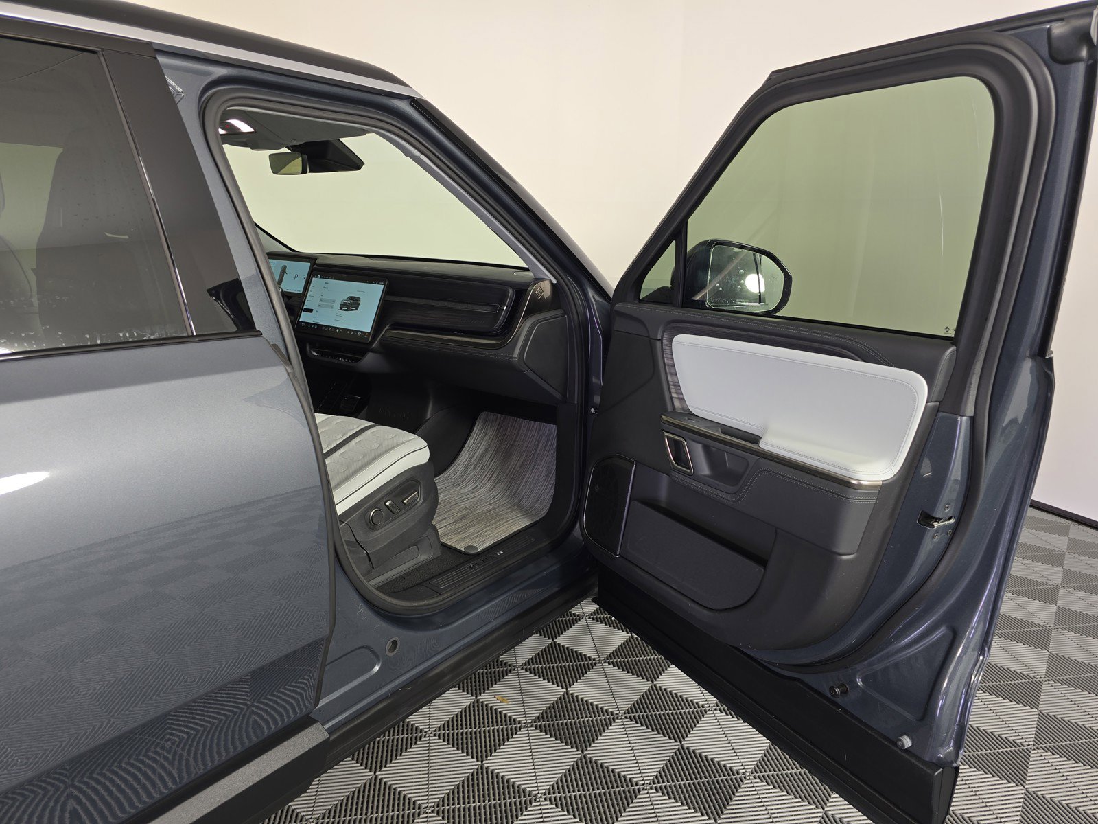 Used 2024 Rivian R1S Adventure image 18