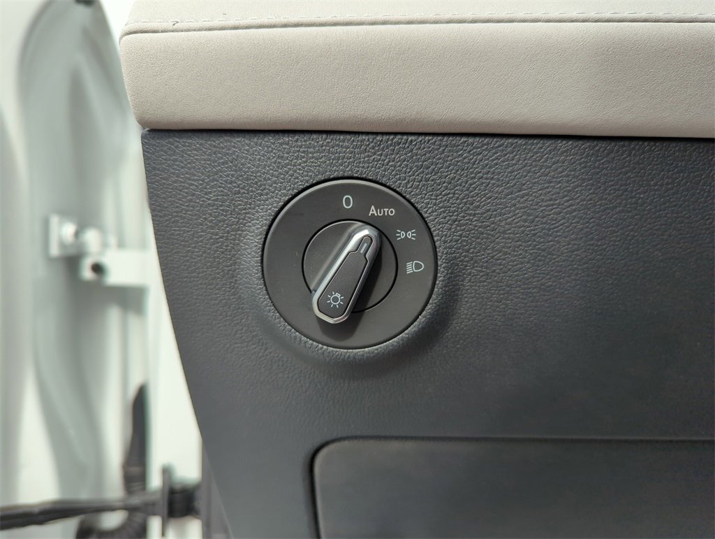 Used 2025 Volkswagen Taos SE image 39