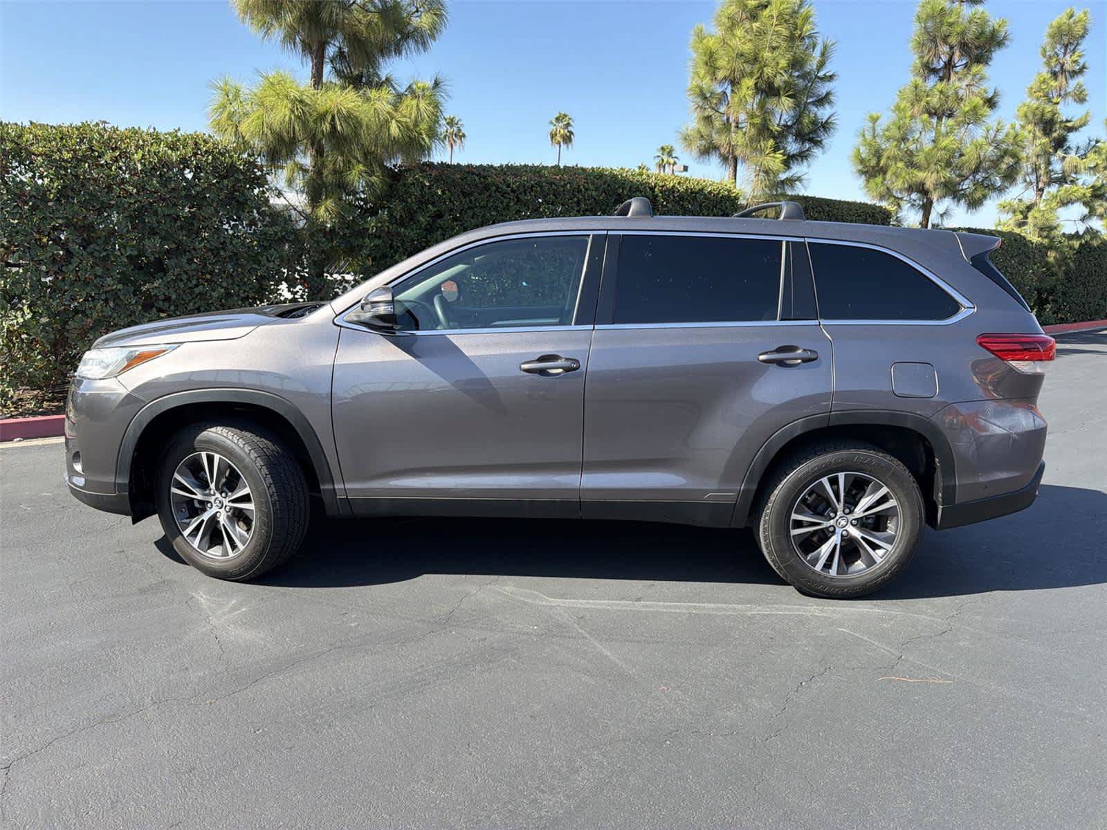 Used 2019 Toyota Highlander LE FWD image 3