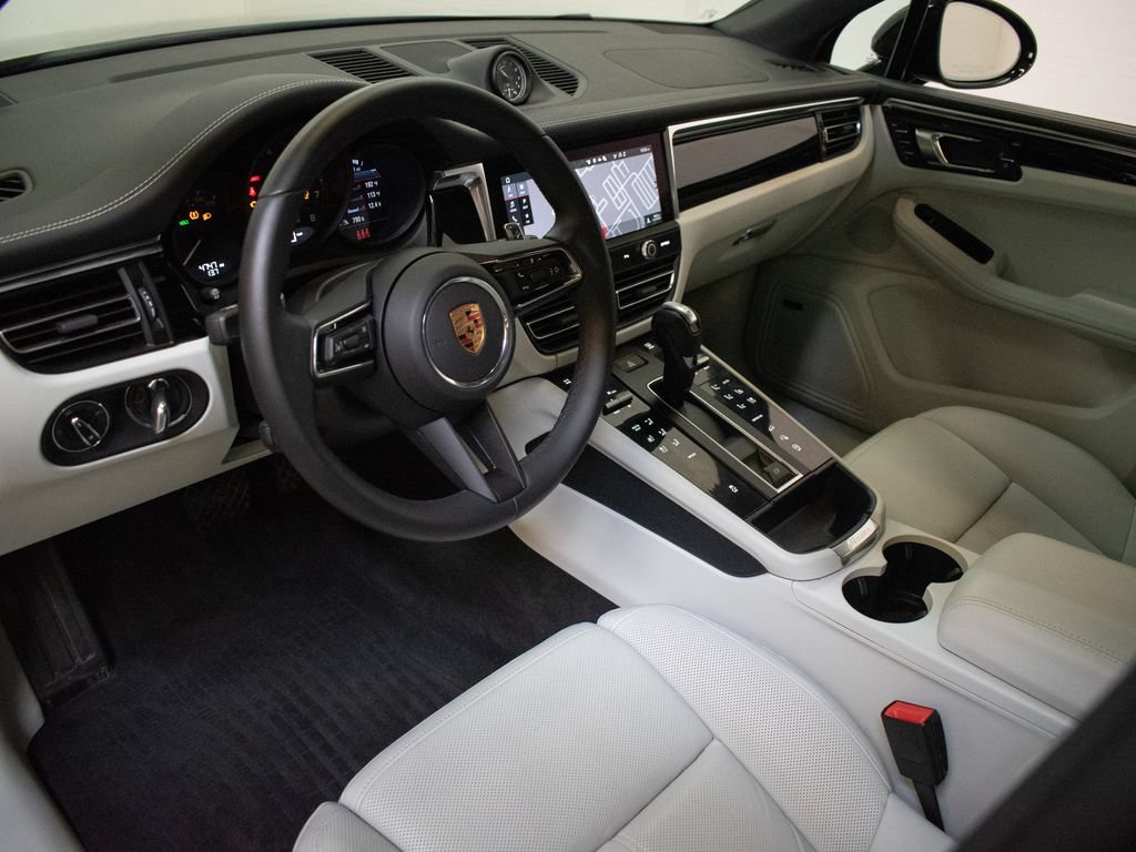 Certified 2026 Porsche Macan AWD/4WD image 4