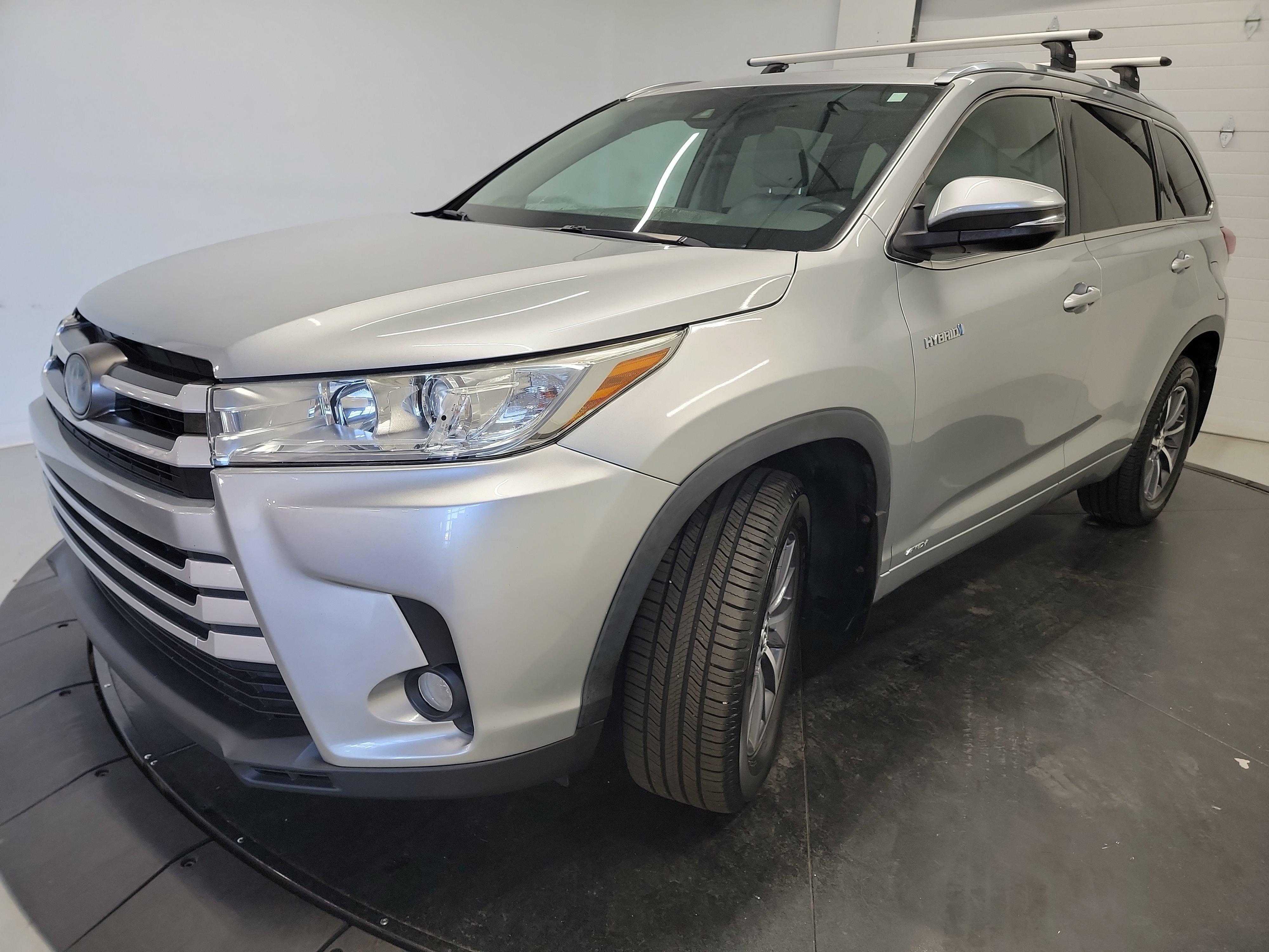 Used 2017 Toyota Highlander XLE w/ Carpet Mat Package AWD/4WD image 3