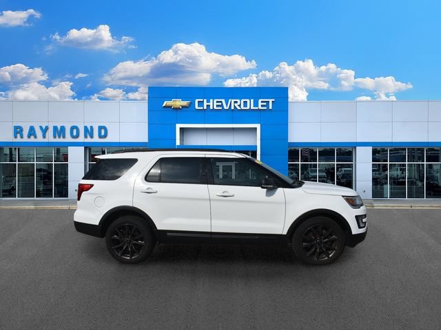 Used 2017 Ford Explorer XLT w/ Equipment Group 202A AWD/4WD image 2