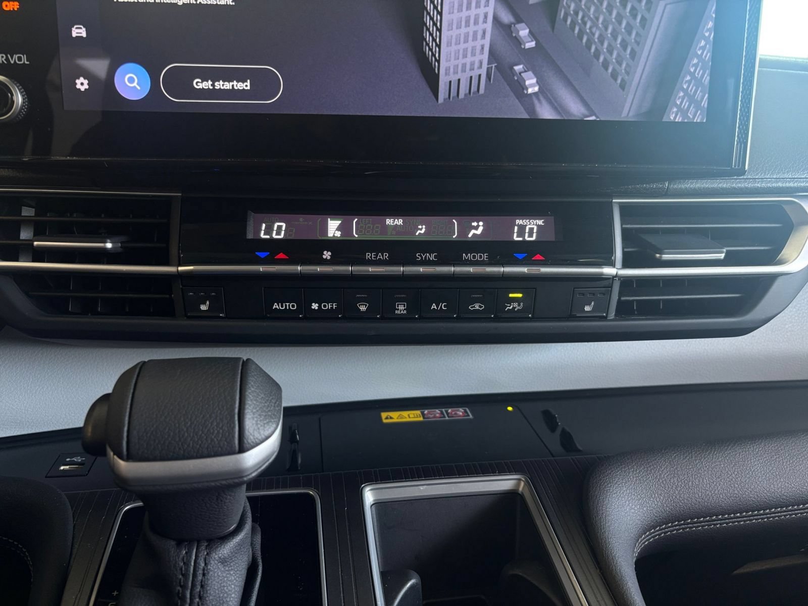 Used 2025 Toyota Sienna XLE FWD image 16