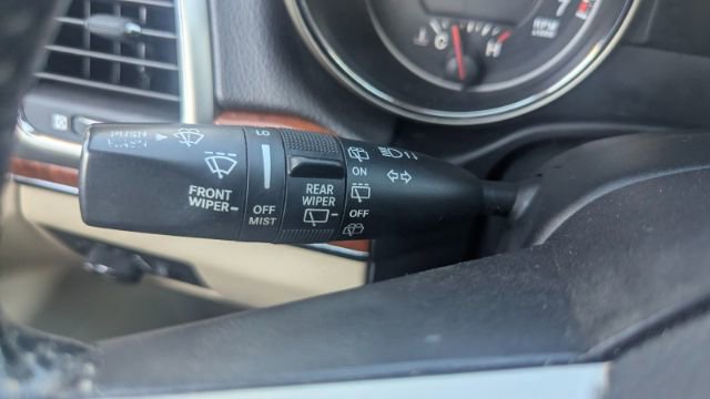 Used 2011 Jeep Grand Cherokee Limited image 28