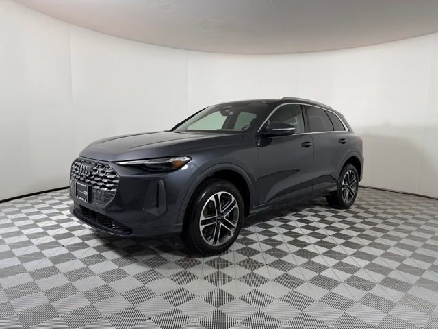 Used 2025 Audi Q5 Premium Plus w/ Premium Plus AWD/4WD image 3