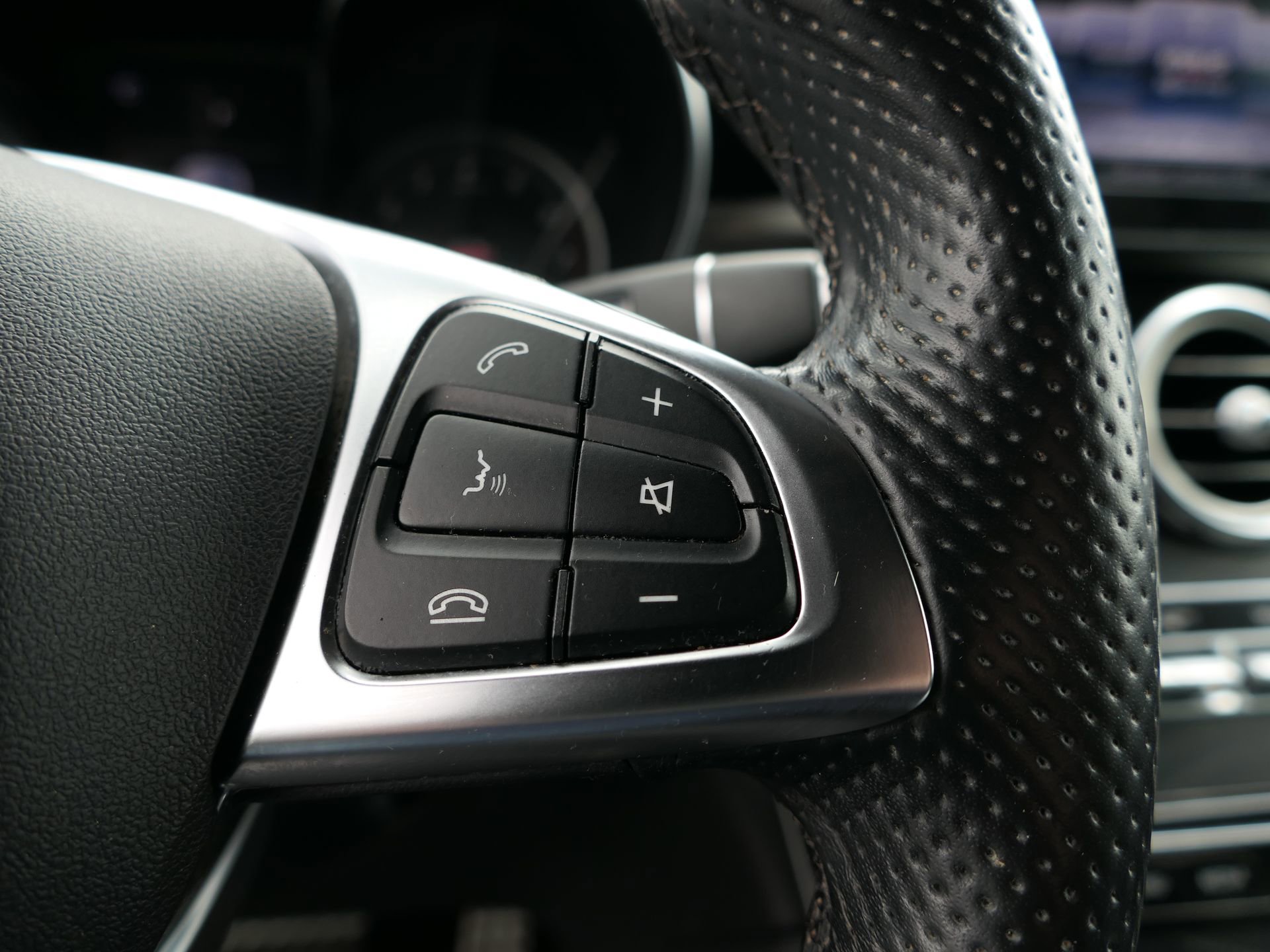 Used 2019 Mercedes-Benz GLC 300 w/ AMG Line image 16