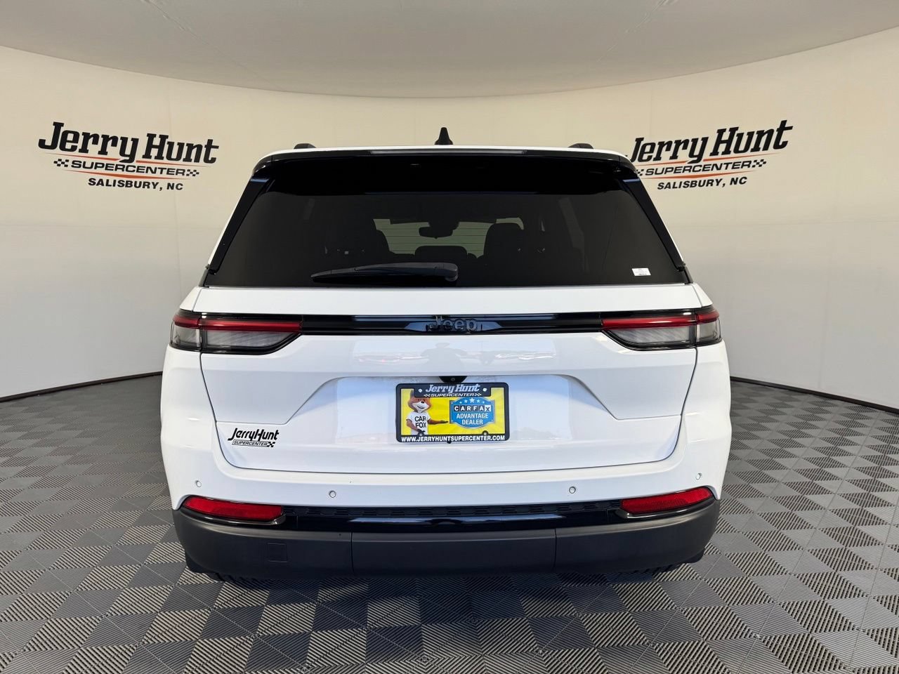 Used 2023 Jeep Grand Cherokee Altitude RWD image 7