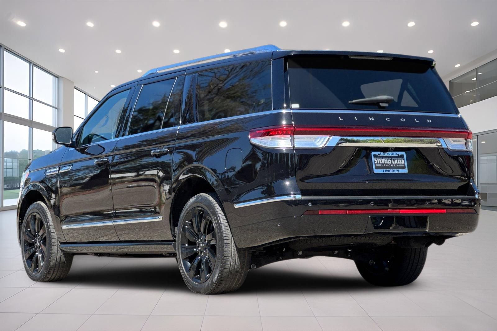 Used 2023 Lincoln Navigator L Reserve w/ Monochromatic Package image 6
