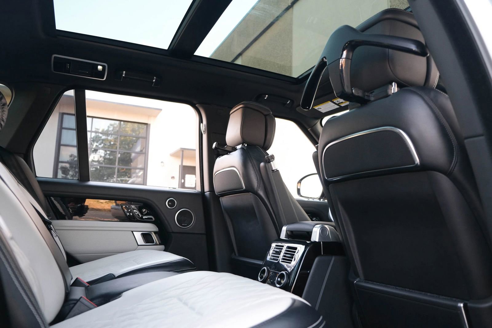 Used 2020 Land Rover Range Rover SV Autobiography Dynamic image 31