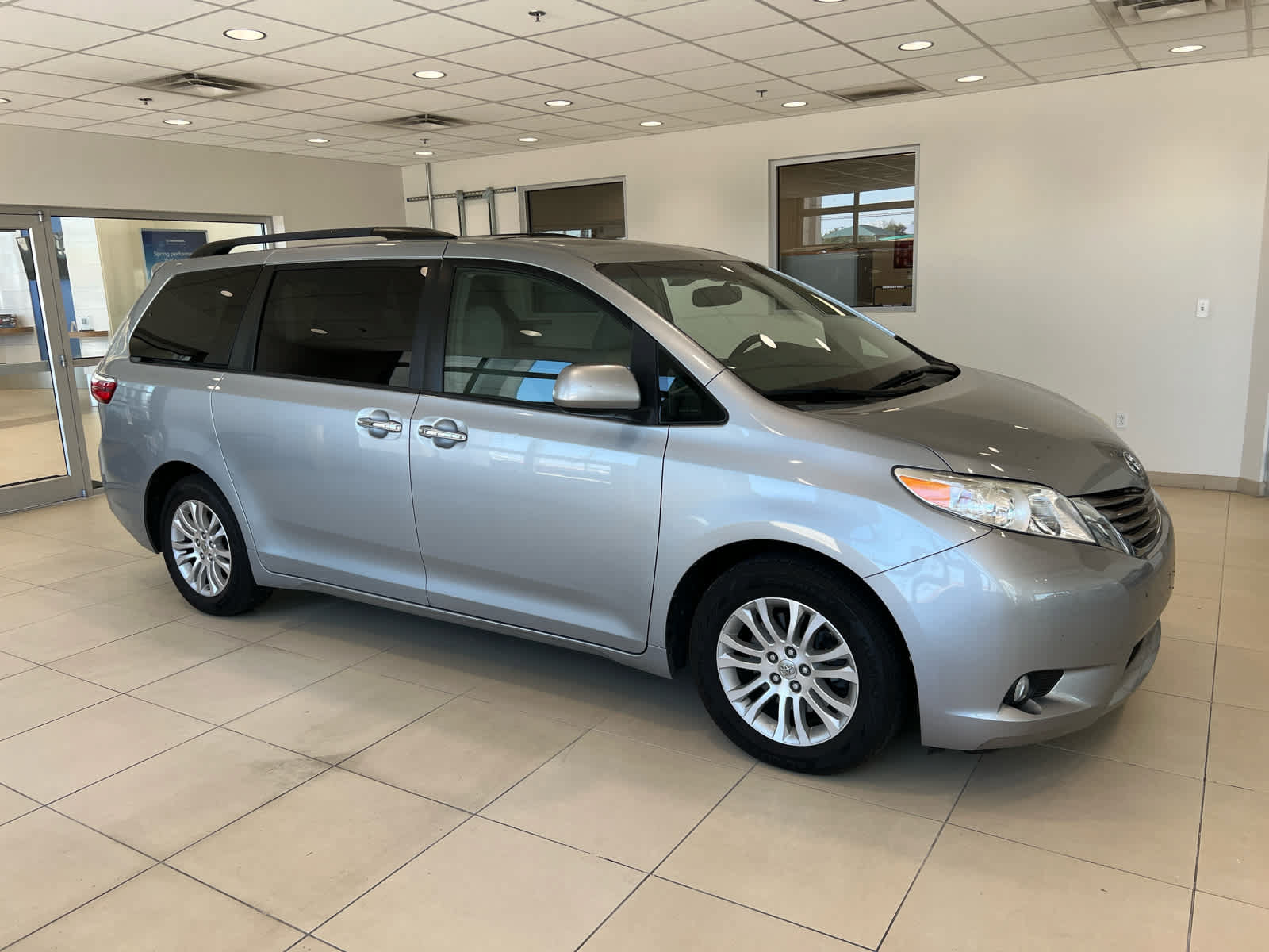 Used 2015 Toyota Sienna XLE FWD image 1