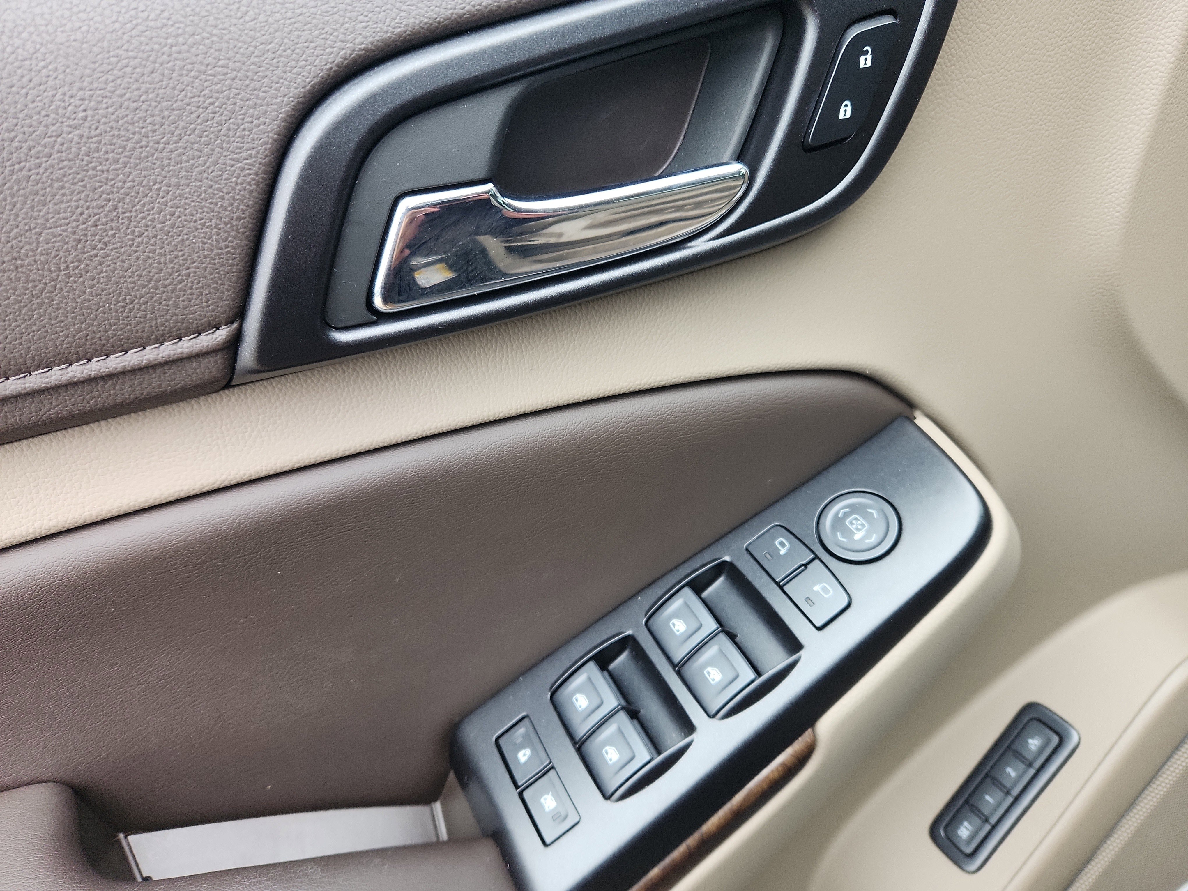 Used 2018 Chevrolet Suburban LT image 22