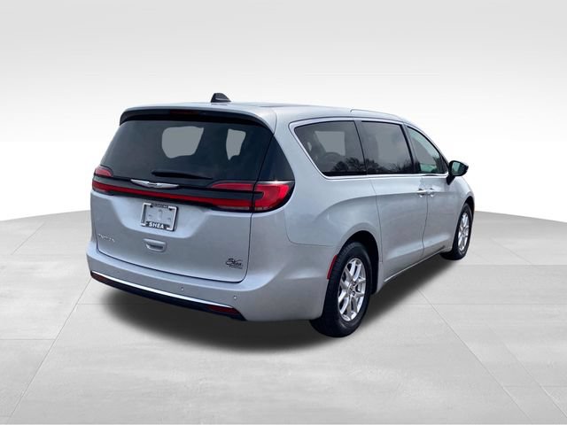 Used 2024 Chrysler Pacifica Touring-L FWD image 3