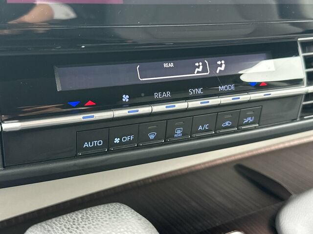 Used 2024 Toyota Sienna LE AWD/4WD image 24