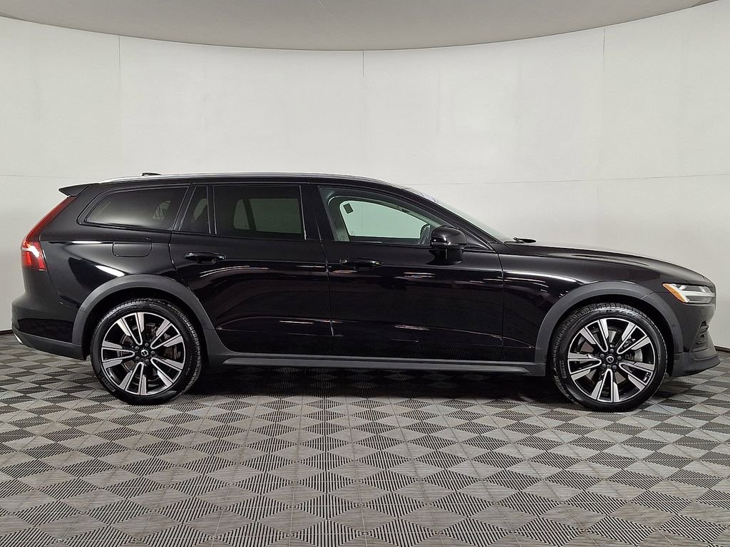 Used 2022 Volvo V60 T5 Cross Country w/ Advanced Package image 11