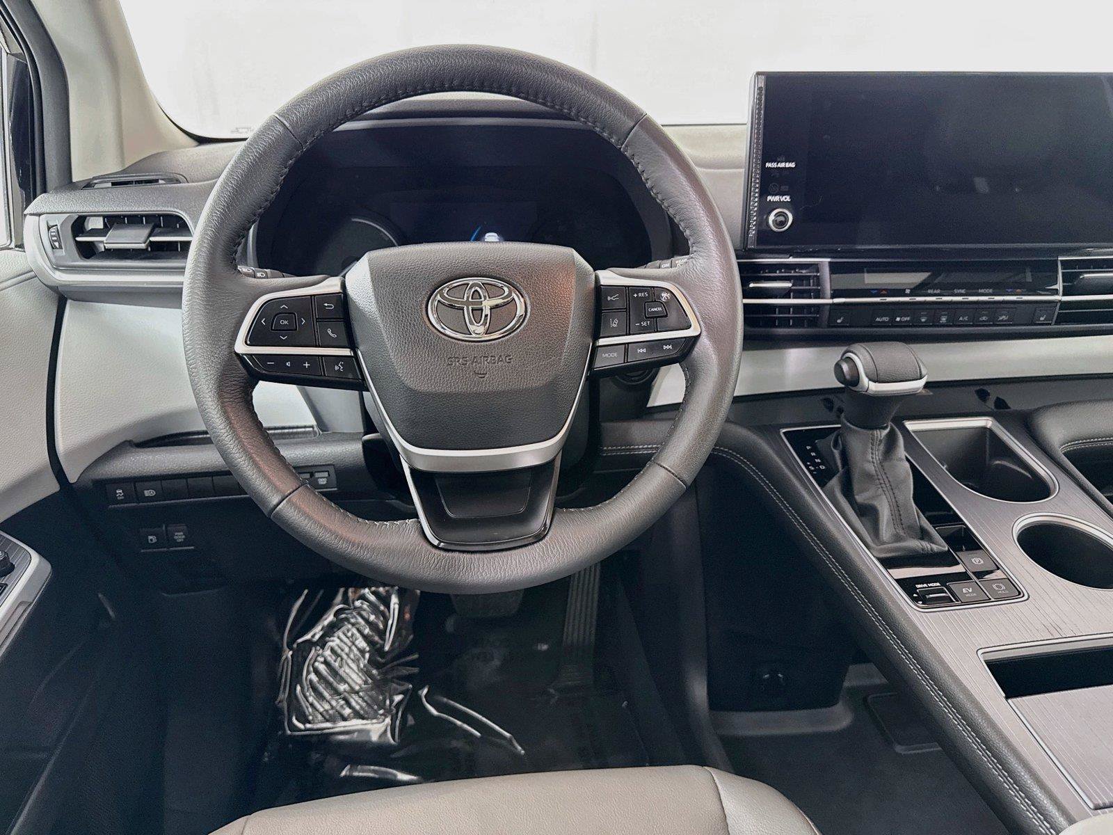 Certified 2026 Toyota Sienna XLE FWD image 32