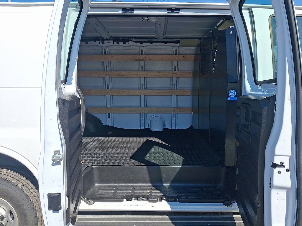 Used 2024 GMC Savana 2500 w/ Driver Convenience Package image 9