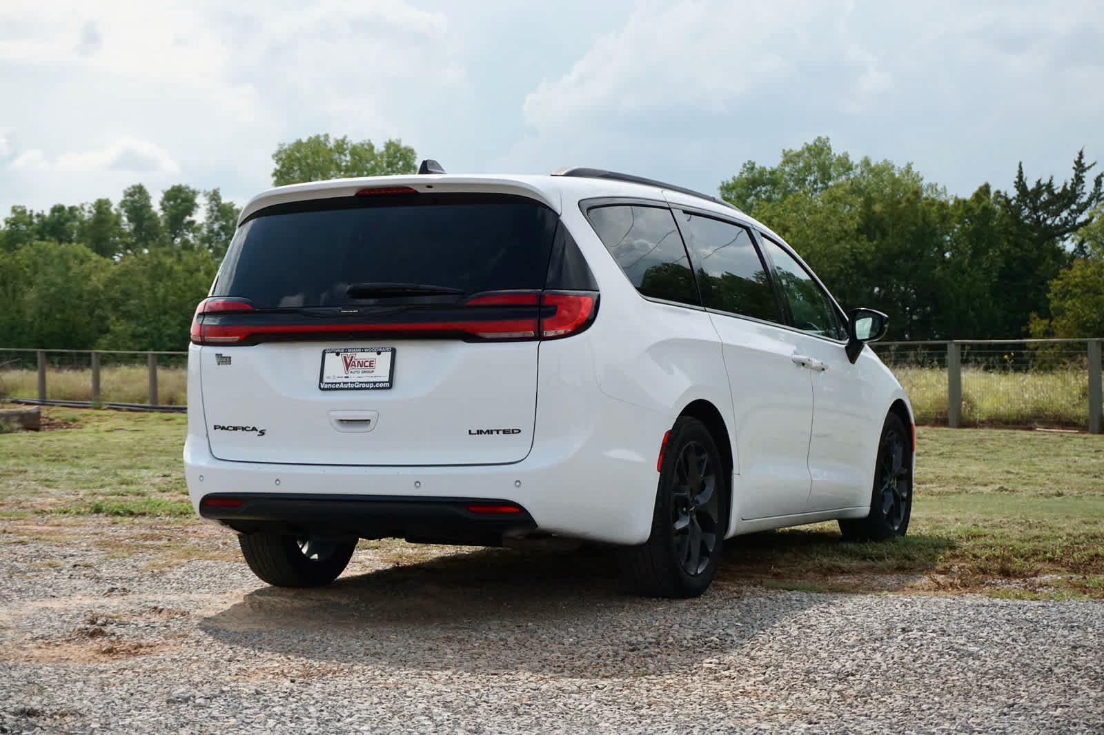 Used 2025 Chrysler Pacifica Limited FWD image 4