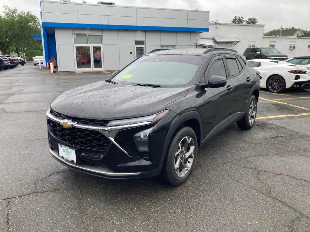 Used 2025 Chevrolet Trax LT FWD image 18