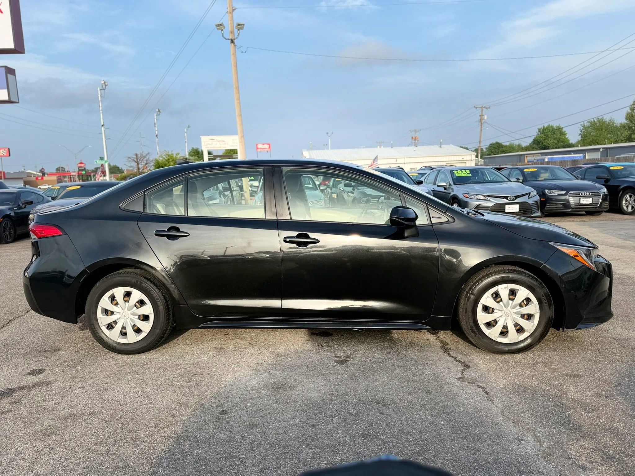 Used 2021 Toyota Corolla L FWD image 3