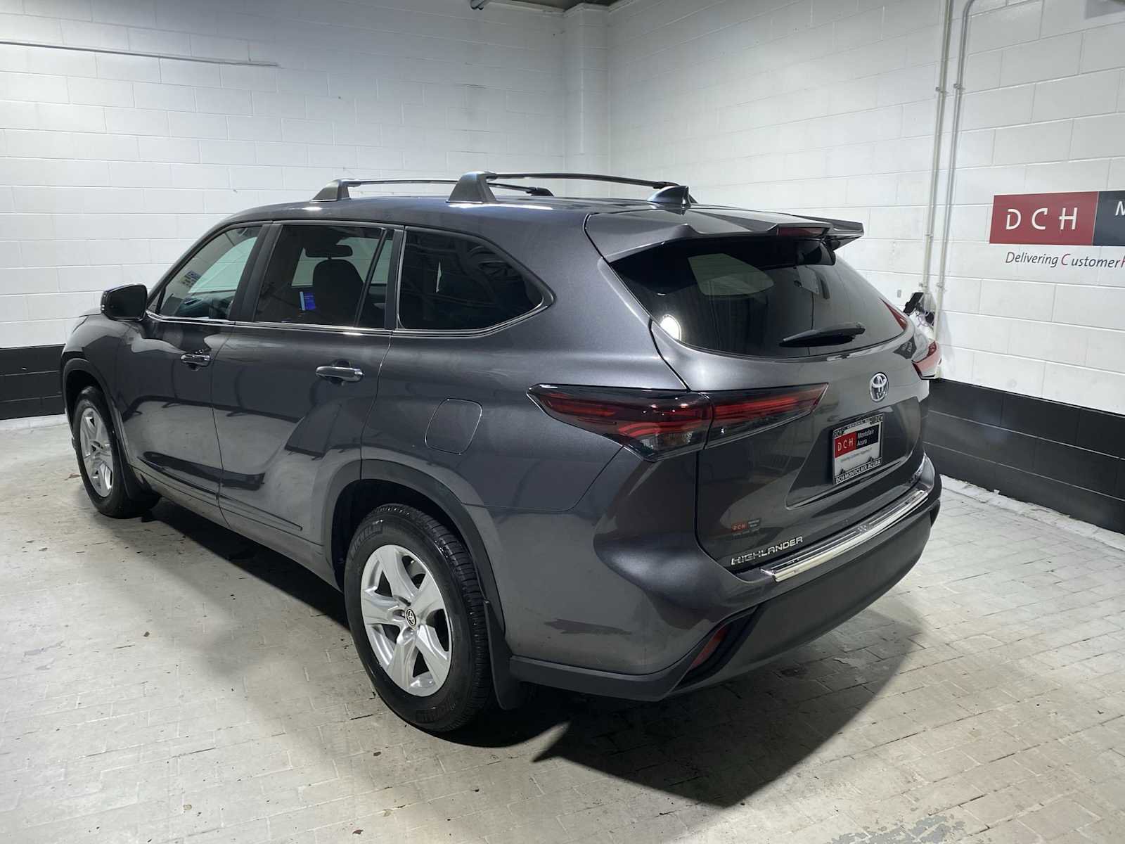 Used 2024 Toyota Highlander LE AWD/4WD image 4