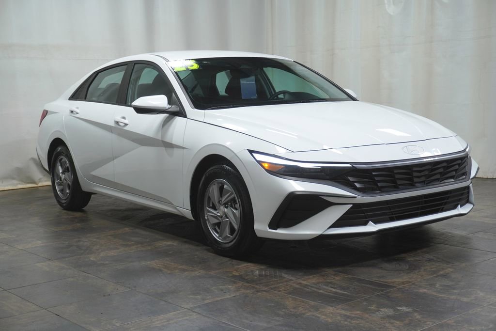 Certified 2025 Hyundai Elantra SE image 1