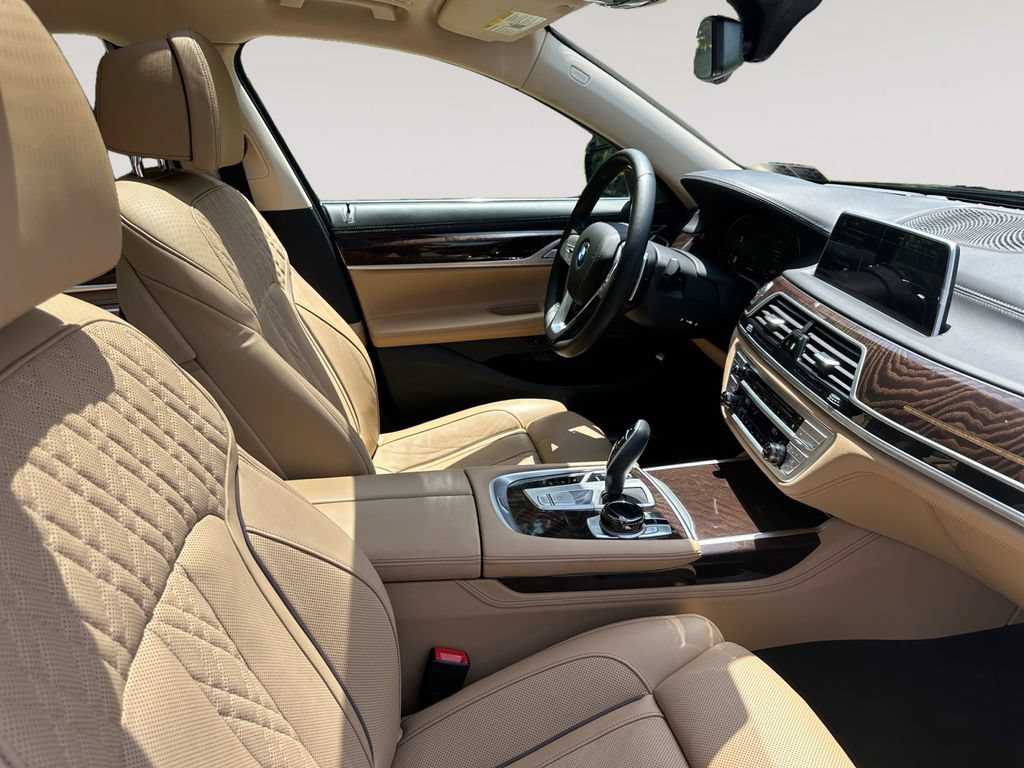 Used 2020 BMW 750i xDrive w/ Executive Package AWD/4WD image 7
