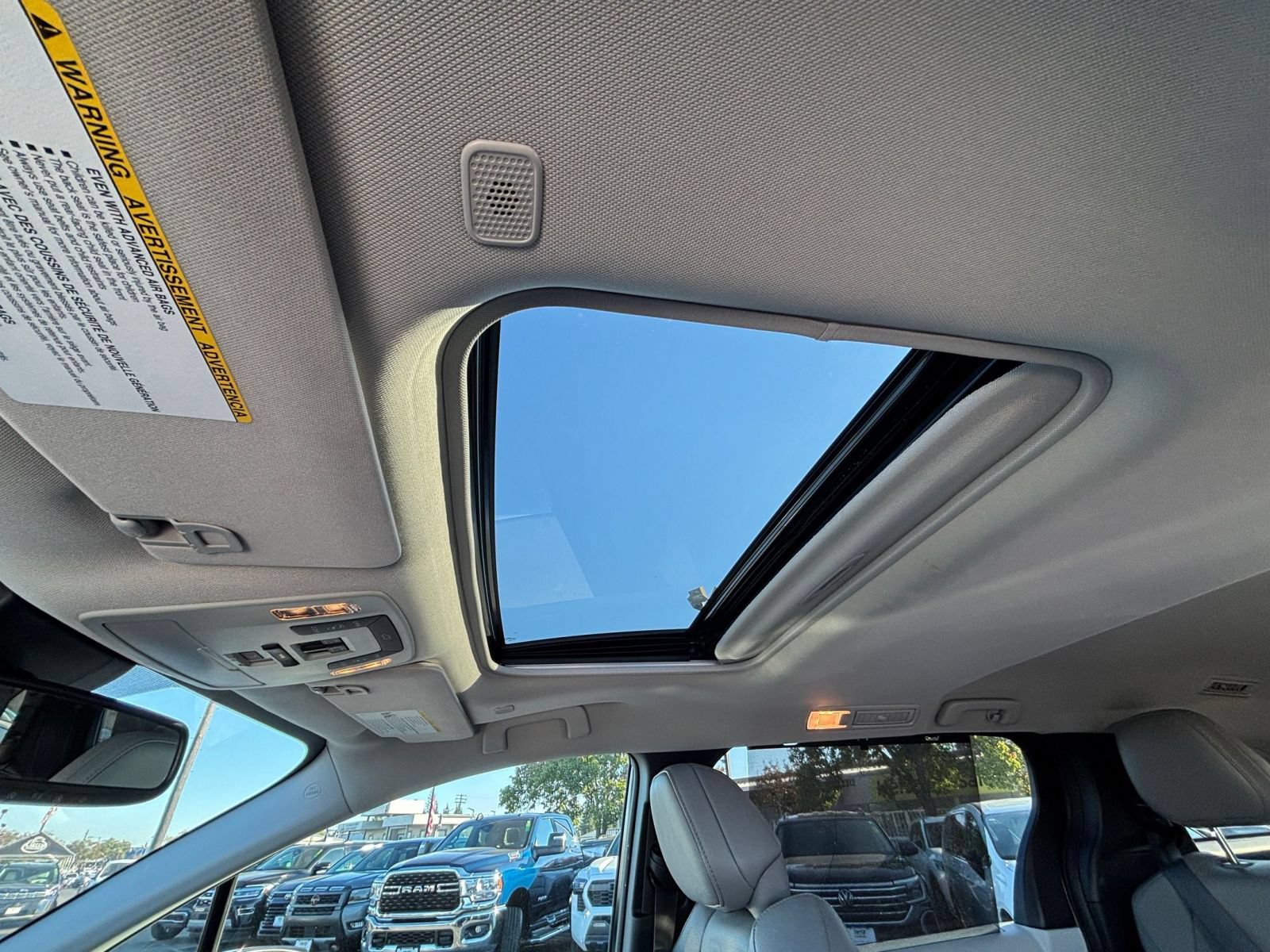 Used 2025 Toyota Sienna XLE FWD image 30