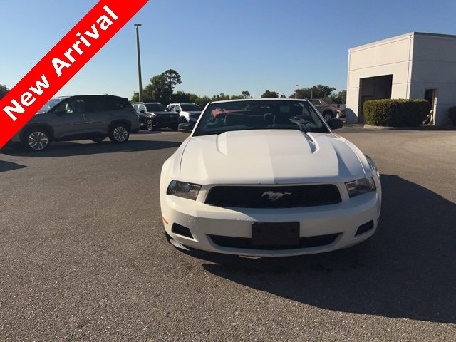 Used 2010 Ford Mustang Convertible image 4