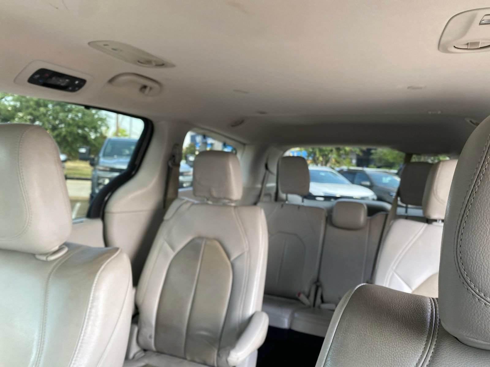 Used 2021 Chrysler Pacifica Touring-L FWD image 7