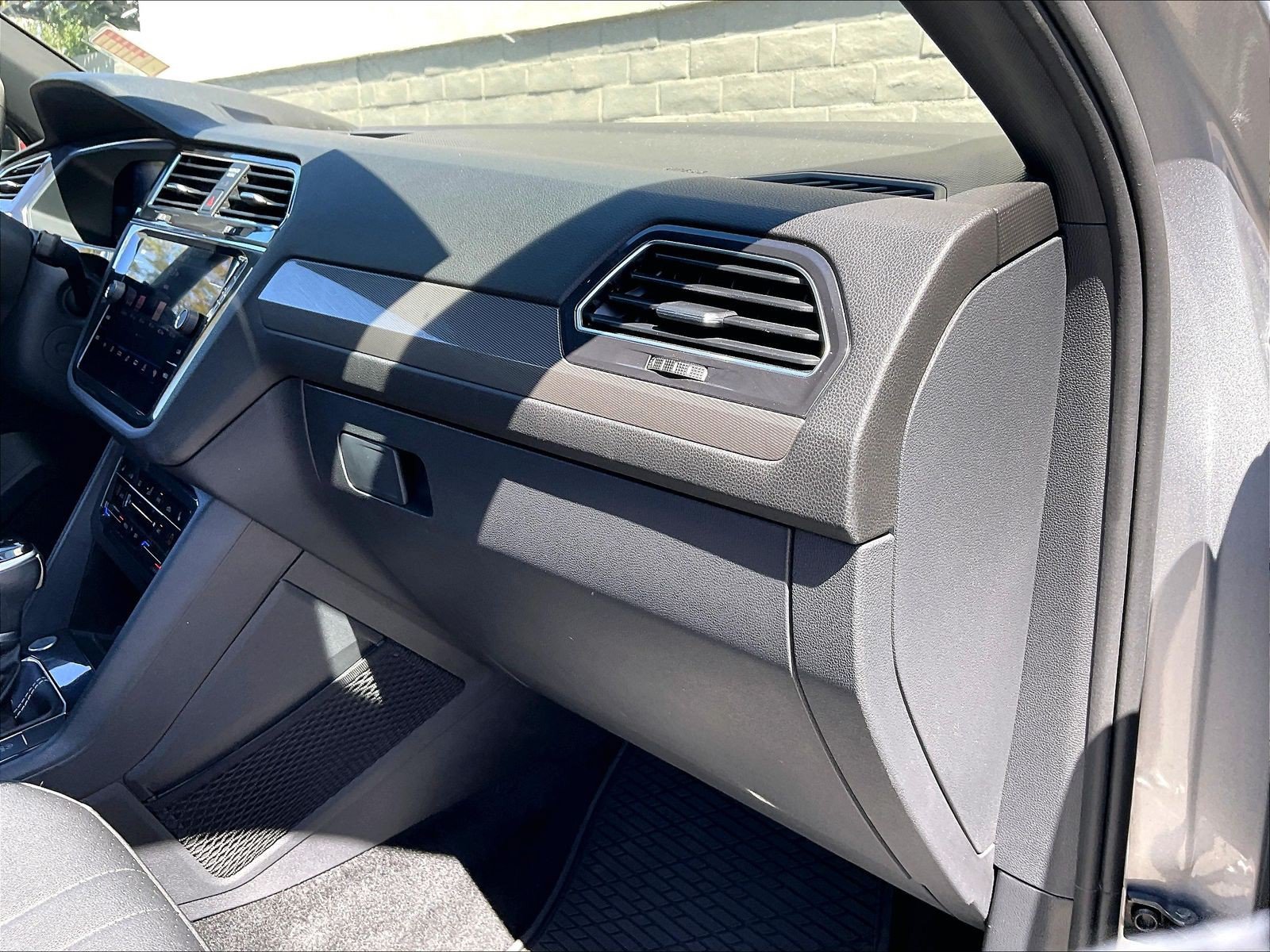 Certified 2023 Volkswagen Tiguan SE R-Line AWD/4WD image 16
