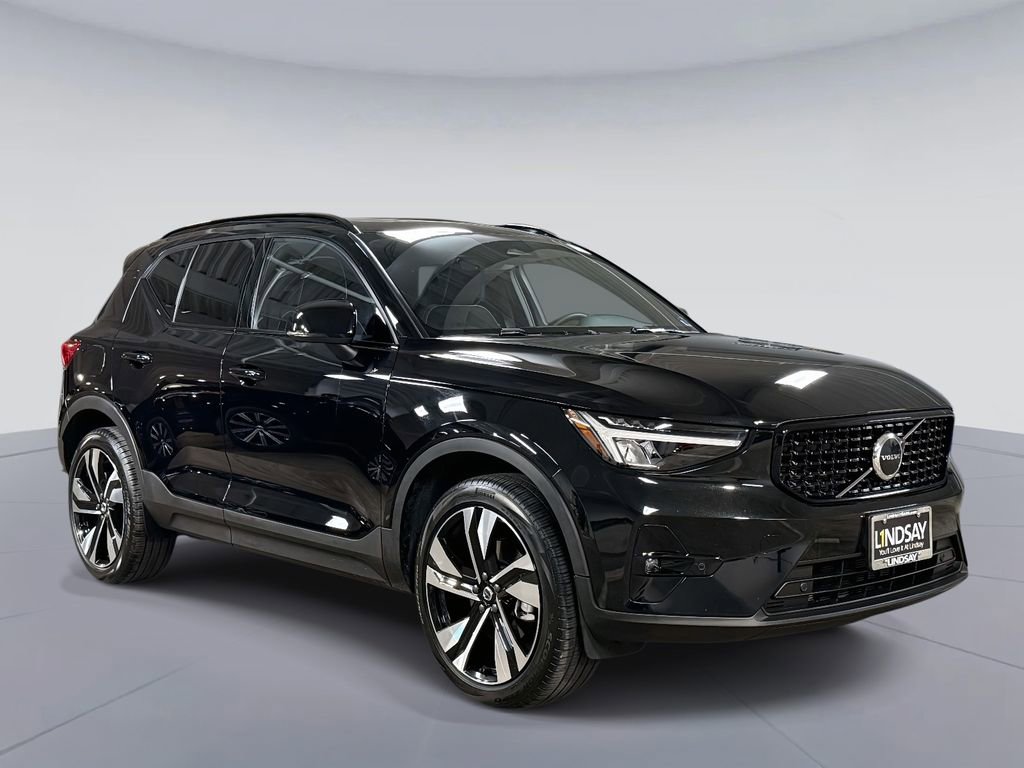 Used 2023 Volvo XC40 B5 Plus w/ Climate Package image 9