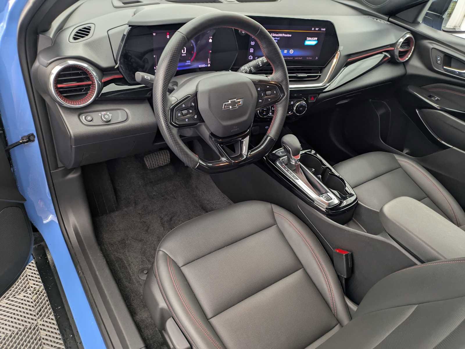 Used 2024 Chevrolet Trax RS FWD image 2