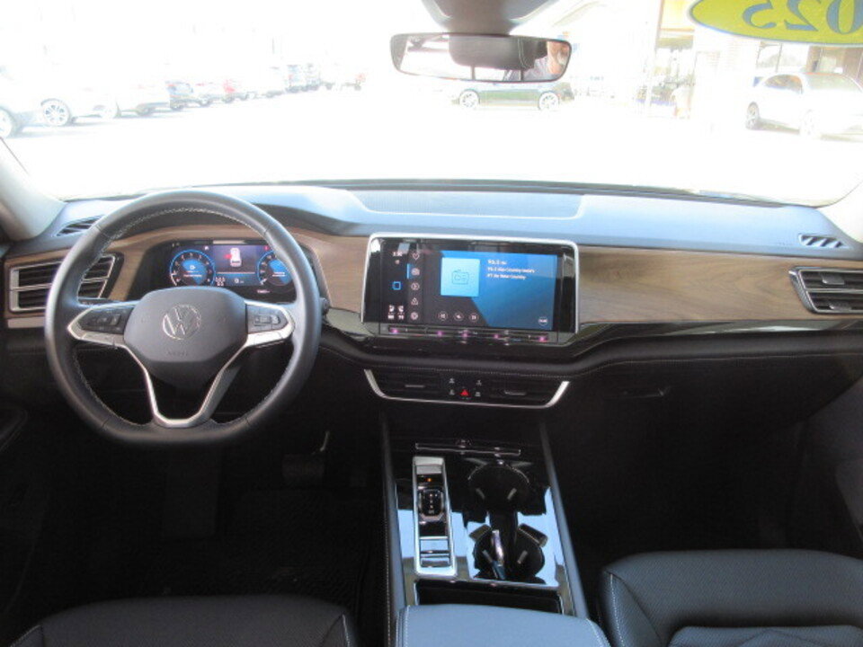 Used 2025 Volkswagen Atlas SE image 18