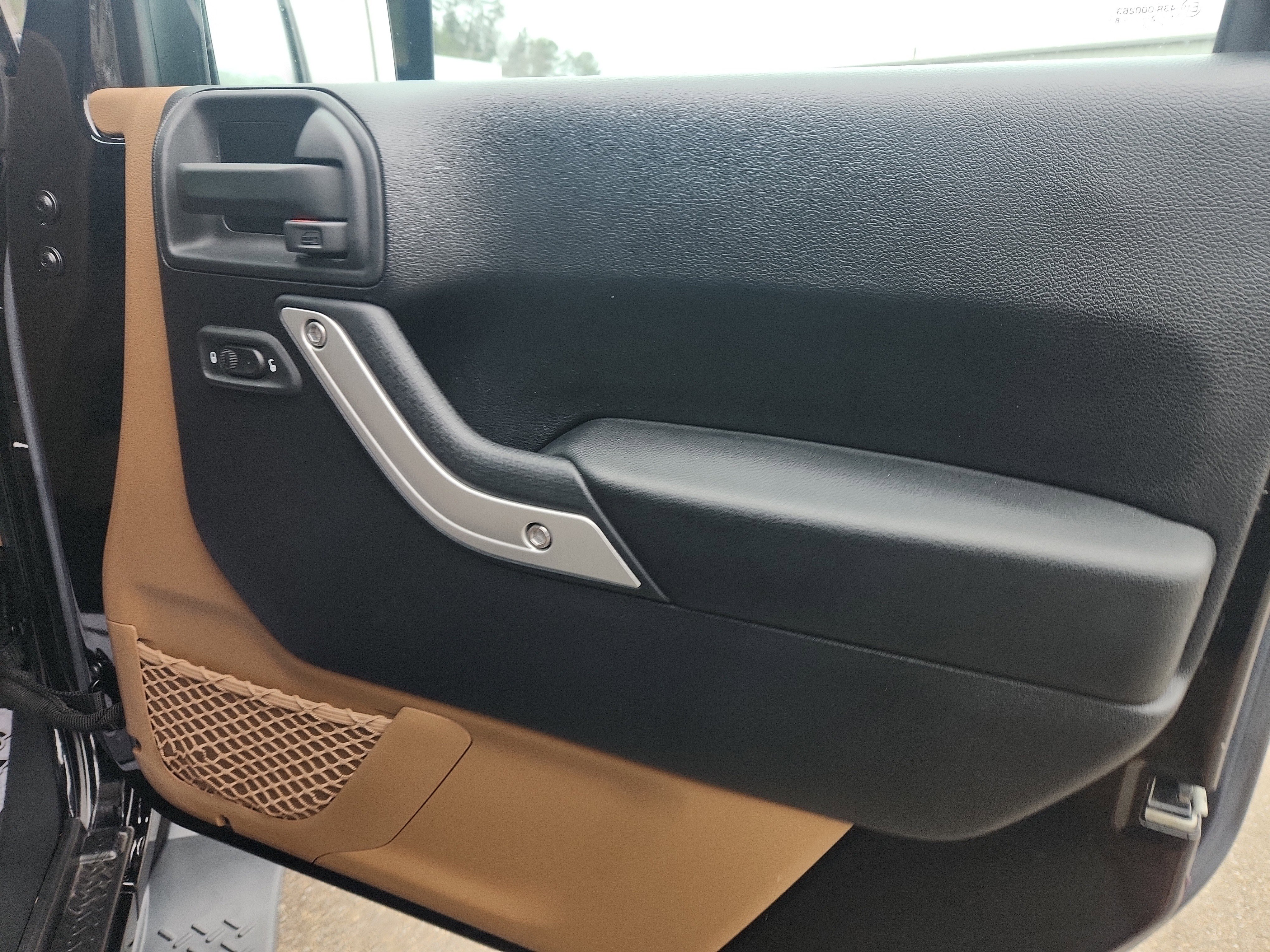 Used 2016 Jeep Wrangler Unlimited Sahara w/ Connectivity Group image 36