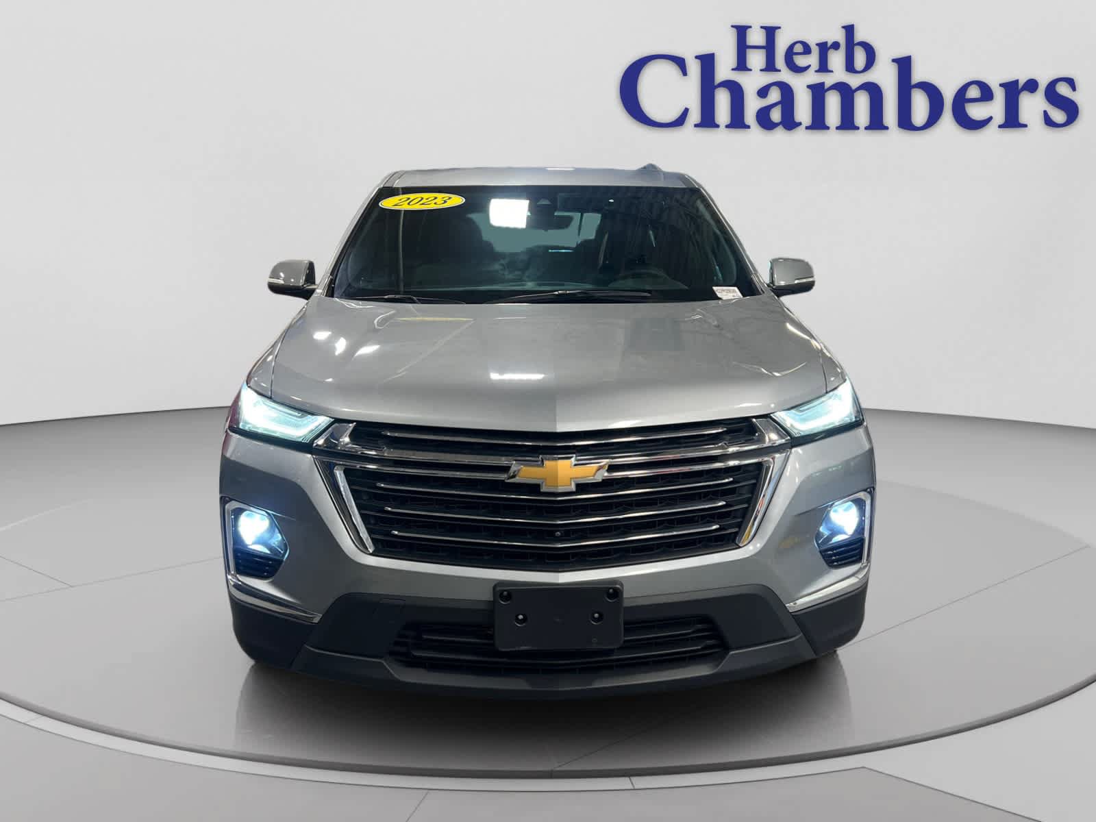 Used 2023 Chevrolet Traverse LT w/ LT Premium Package AWD/4WD image 2