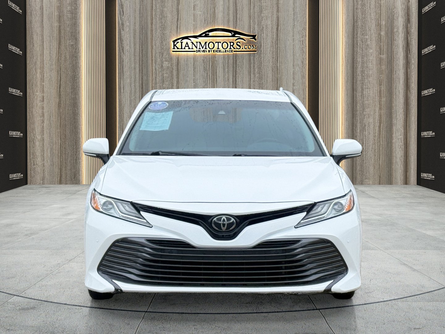 Used 2018 Toyota Camry XLE FWD image 2