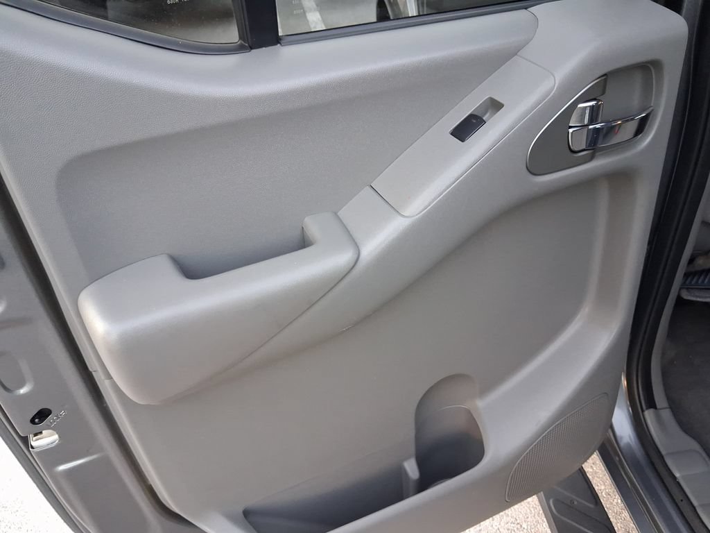 Used 2021 Nissan Frontier SV w/ Midnight Edition Floor Mats RWD image 11