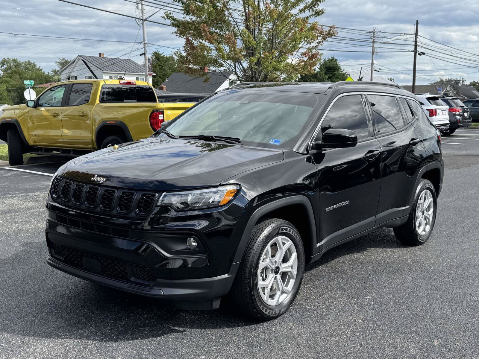 Used 2025 Jeep Compass Latitude w/ Convenience Group AWD/4WD image 5