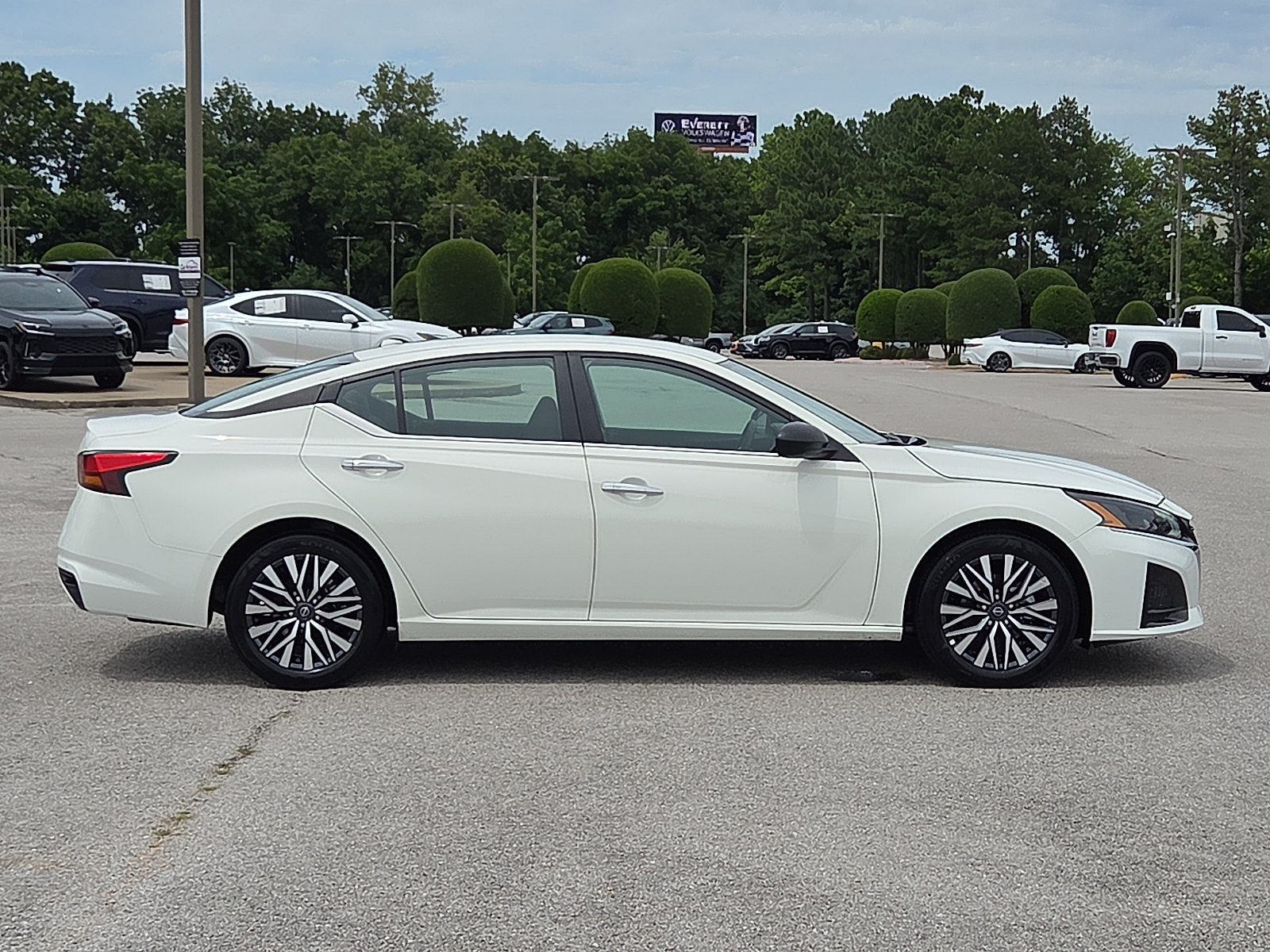 Used 2025 Nissan Altima 2.5 SV FWD image 6