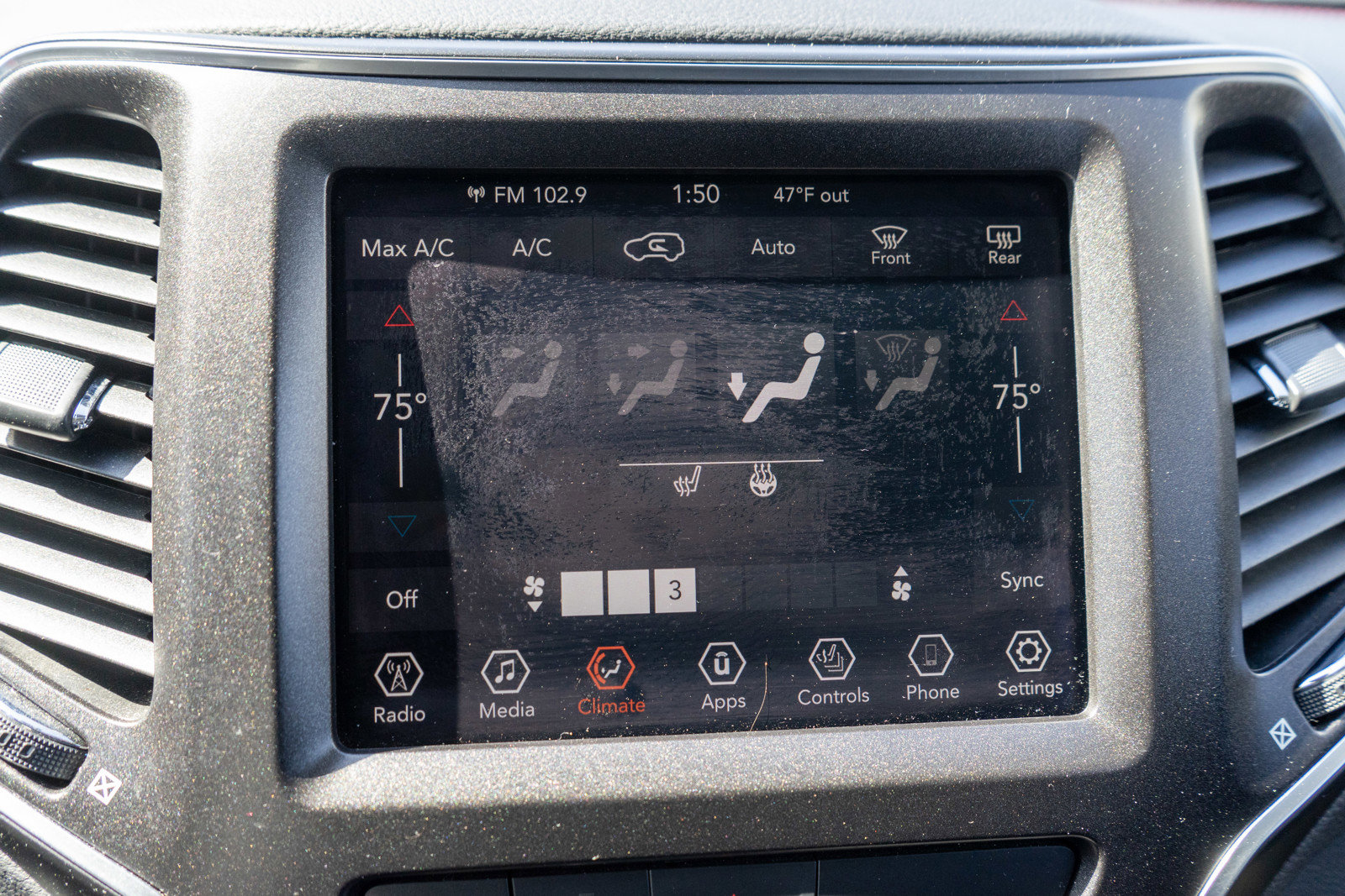 Used 2019 Jeep Cherokee Trailhawk w/ Cold Weather Group image 17