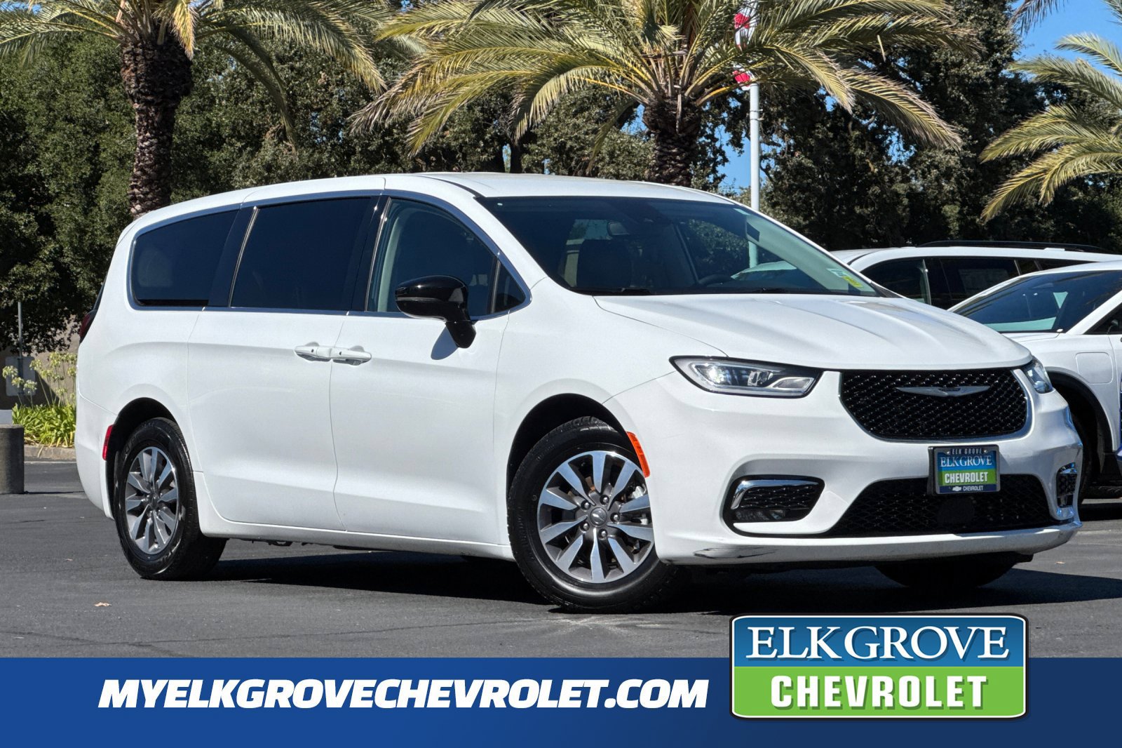 Used 2024 Chrysler Pacifica Limited FWD image 1