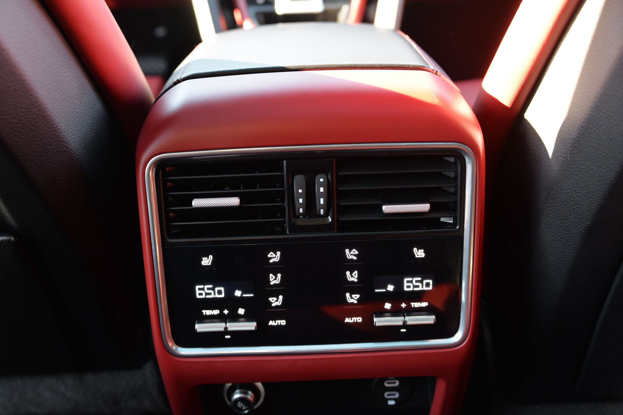 Certified 2023 Porsche Cayenne Platinum Edition image 26